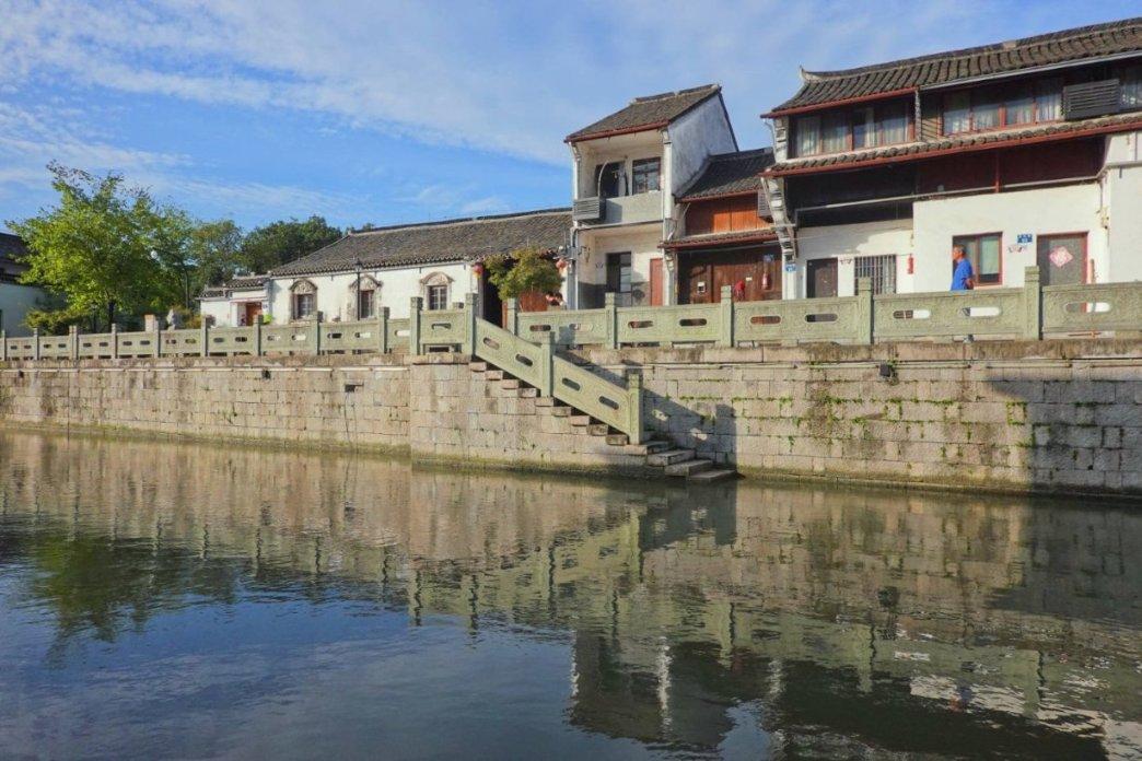 大学生爬火车拍照被电伤进ICU，南京站回应